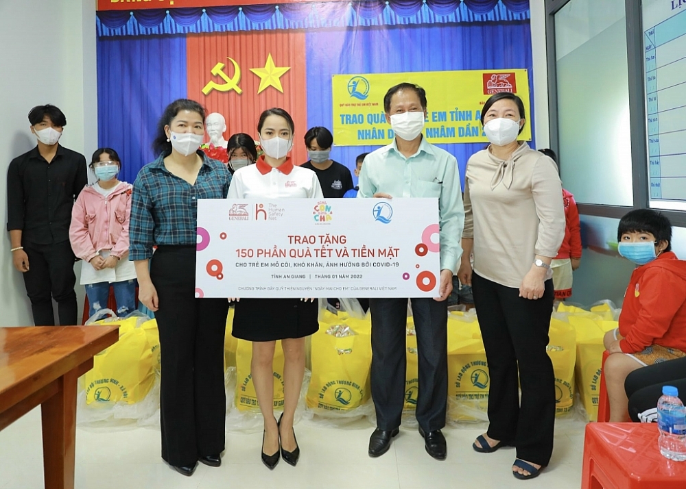 Đoàn tình nguyện viên của Generali và Quỹ BTTEVN đến thăm hỏi và trao tặng quà Tết cho các em nhỏ tại huyện Châu Phú, tỉnh An Giang.