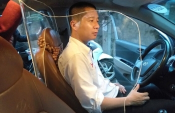 Taxi lắp vách ngăn bảo vệ: An toàn hay giảm khả năng thoát hiểm?