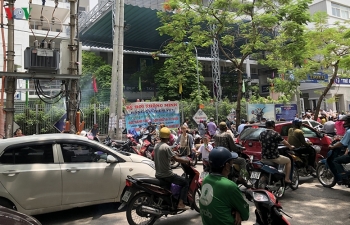 Chưa khai giảng, nhiều cổng trường ở Hà Nội đã ùn tắc giao thông