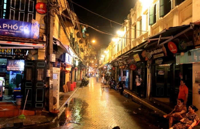 Quán bar, cửa hàng trong phố cổ Hà Nội đồng loạt đóng cửa chống dịch COVID-19