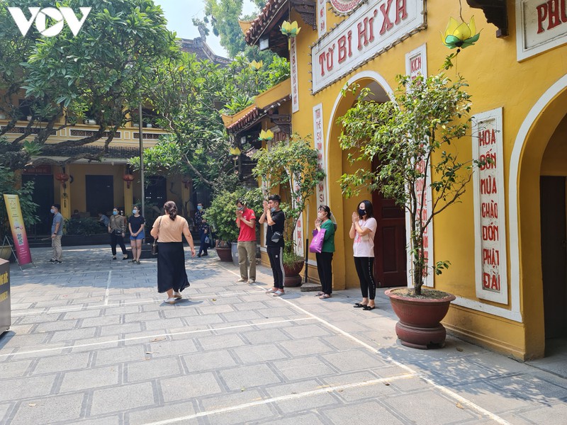 chua chien o ha noi vang ve, lac dac nguoi dan di le trong ngay ram thang 7 hinh 2