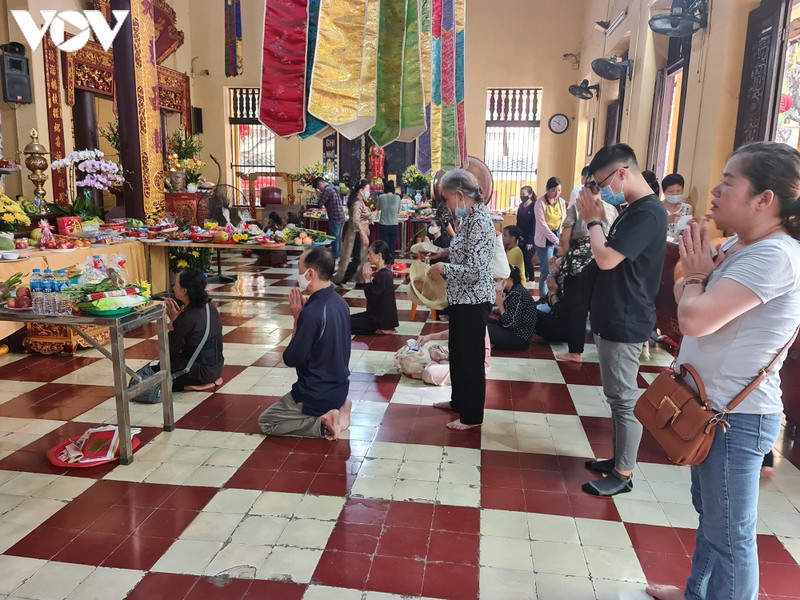 chua chien o ha noi vang ve, lac dac nguoi dan di le trong ngay ram thang 7 hinh 4