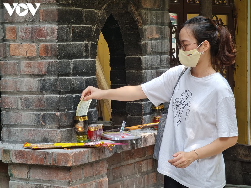 chua chien o ha noi vang ve, lac dac nguoi dan di le trong ngay ram thang 7 hinh 6