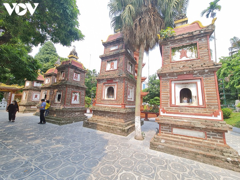 chua chien o ha noi vang ve, lac dac nguoi dan di le trong ngay ram thang 7 hinh 9