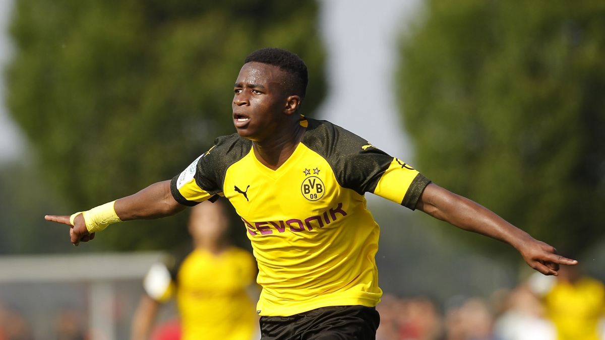 Youssoufa Moukoko (Dortmund - ng&agrave;y sinh 20/11/2004) -&nbsp;Moukoko đ&atilde; trở th&agrave;nh cầu thủ trẻ nhất lịch sử ra s&acirc;n ở Bundesliga khi v&agrave;o s&acirc;n thay Haaland ở ph&uacute;t 85 của trận đấu giữa Dortmund v&agrave; Hertha Berlin khi mới 16 tuổi 1 ng&agrave;y v&agrave;o h&ocirc;m 21/11. Trước khi ra mắt đội 1 Dortmund, tiền đạo n&agrave;y đ&atilde; &amp;amp;quot;l&agrave;m mưa, l&agrave;m gi&oacute;&amp;amp;quot; ở c&aacute;c giải đấu trẻ ở Đức khi ghi đến 141 b&agrave;n thắng sau 88 trận đấu cho c&aacute;c đội trẻ Dortmund từ năm 2017. Moukoko cũng đ&atilde; c&oacute; 3 b&agrave;n thắng cho đội U16 Đức từ thời điểm mới 14 tuổi. Khi chưa tr&ograve;n 16 tuổi, cầu thủ n&agrave;y cũng đ&atilde; c&oacute; trận ra mắt U20 Đức./.