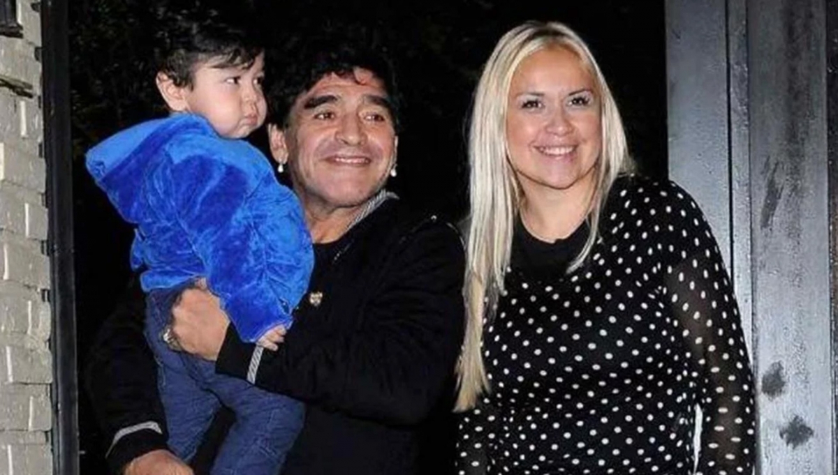 Maradona, Veronica v&agrave; b&eacute; Fernando. (Ảnh: Getty)