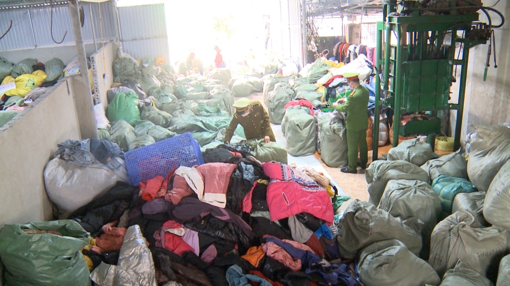 Hơn 11 tấn quần áo đã qua sử dụng không hóa đơn, chứng từ. Ảnh: Cục QLTT Thanh Hóa