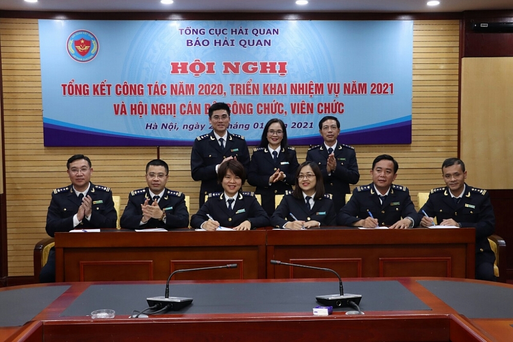 Lãnh đạo Tạp chí Hải quan chứng kiến chứng kiến lãnh đạo các phòng và Văn phòng đại diện Báo Hải quan tại TPHCM ký giao ước thi đua. Ảnh: Quang Hùng
