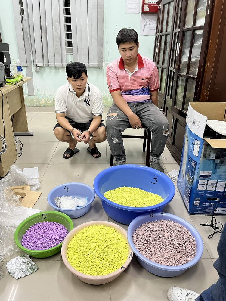 Cận cảnh vụ 98 kg ma túy tổng hợp vận chuyển từ Đức về Việt Nam