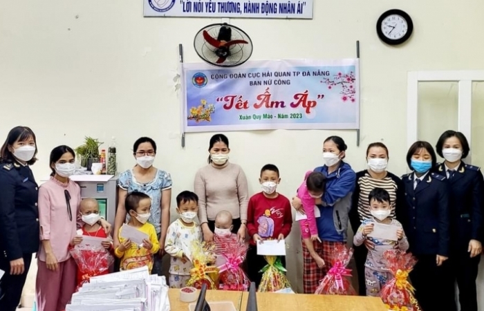 Hải quan Đà Nẵng: Mang Tết ấm áp đến bệnh nhân có hoàn cảnh khó khăn