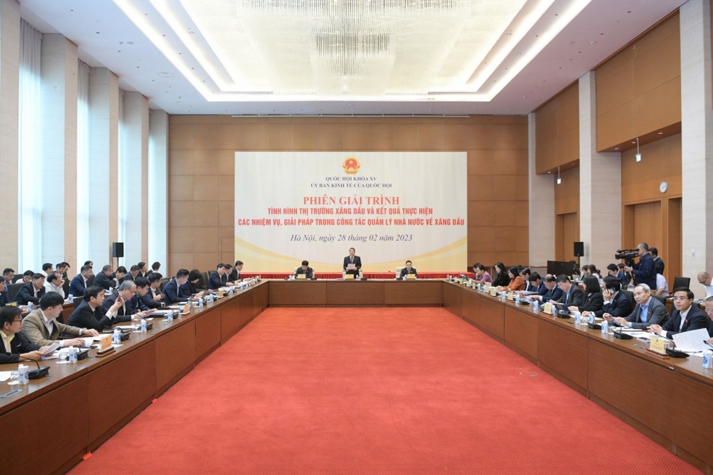 Phiên giải trình vấn đề xăng dầu do Phó Chủ tịch Quốc hội Nguyễn Đức Hải và đồng chí Vũ Hồng Thanh - Chủ nhiệm ủy ban Kinh tế Quốc hội sẽ chủ trì.