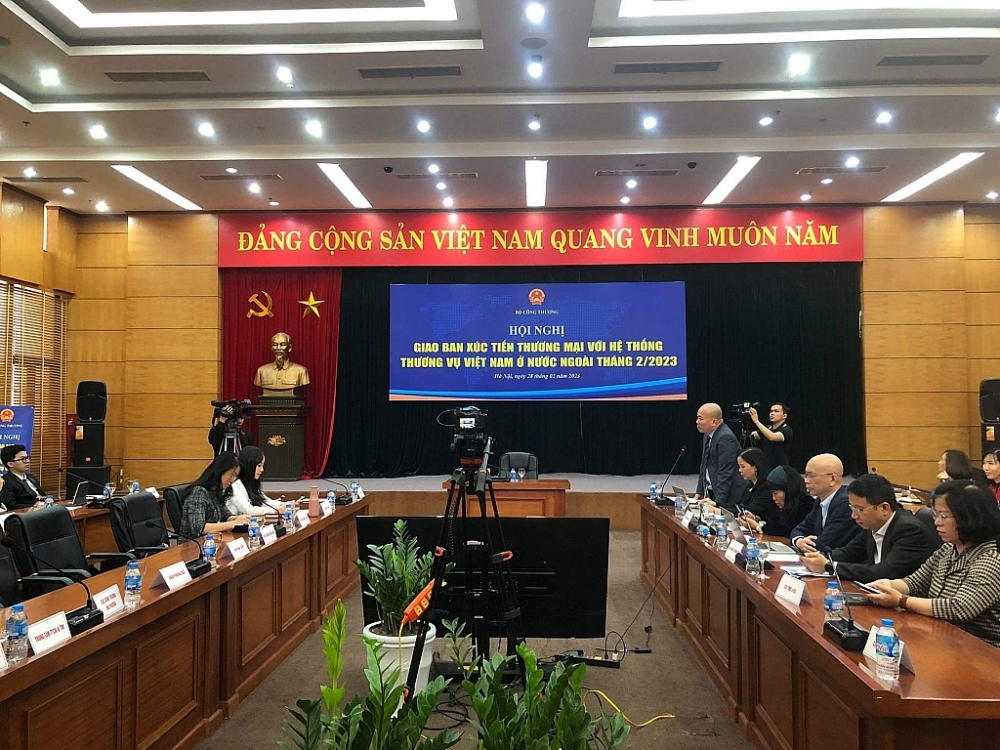 Hội nghị giao ban với Hệ thống Thương vụ Việt Nam ở nước ngoài do Bộ Công Thương tổ chức định kỳ hàng tháng.