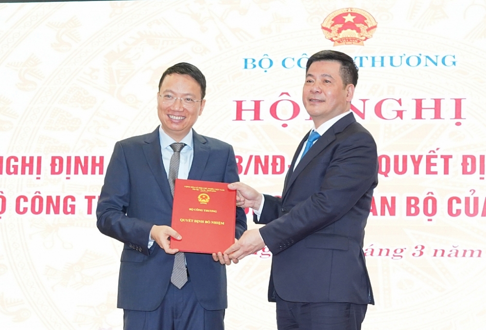 Bộ trưởng Nguyễn Hồng Diên trao quyết định bổ nhiệm Chủ tịch Ủy ban Cạnh tranh Quốc gia cho đồng chí Lê Triệu Dũng