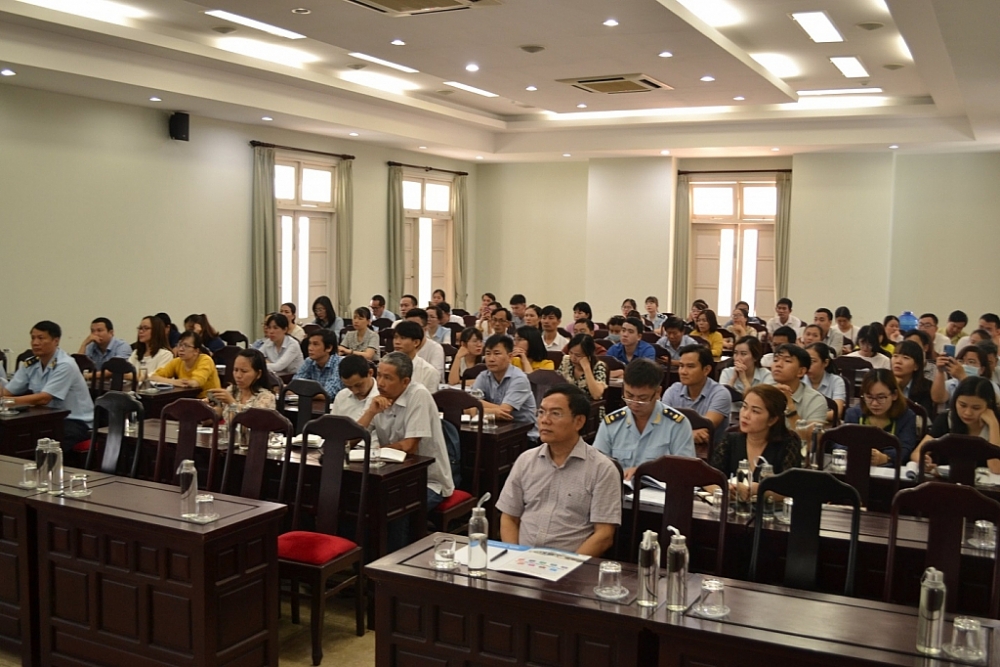 Các doanh nghiệp tham gia hội nghị tập huấn tại Cục Hải quan Thừa Thiên Huế.