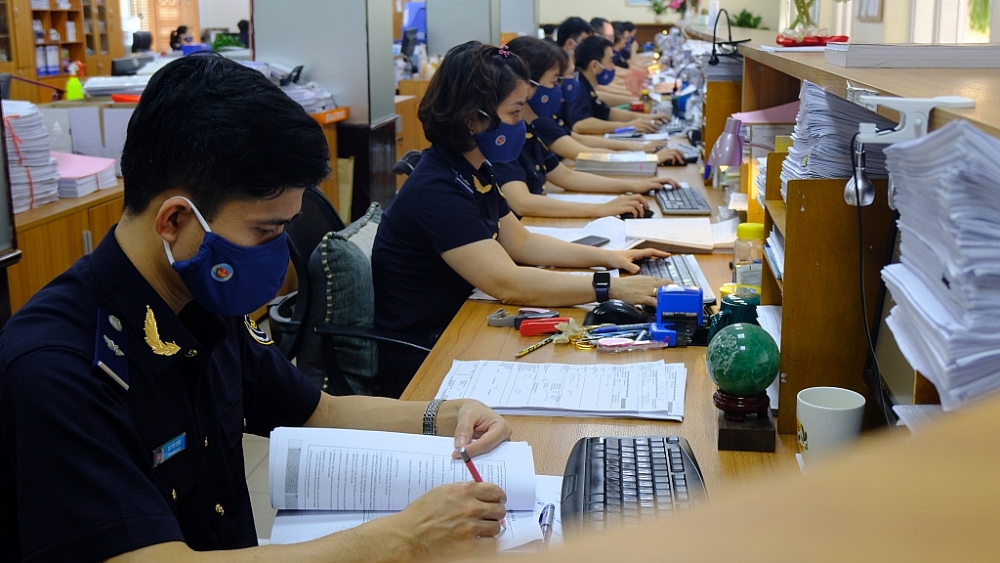 Hoạt động nghiệp vụ tại  Chi cục Hải quan cửa khẩu cảng Hải Phòng khu vực 3. Ảnh: N.Linh