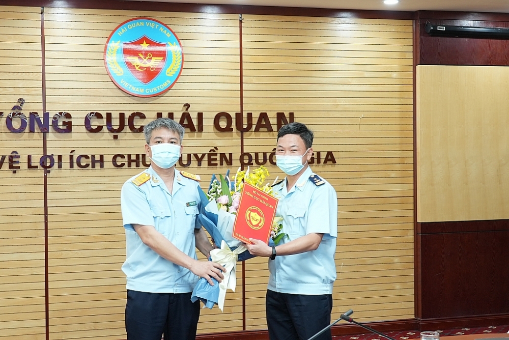 Thừa ủy quyền Phó Tổng cục trưởng Mai Xuân Thành trao quyết định bổ nhiệm ông Đào Duy Tám giữ chức Phó Cục trưởng Cục Giám sát quản lý về hải quan. 