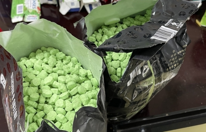 Phát hiện lô hàng chứa khoảng 4 kg nghi ma túy tổng hợp