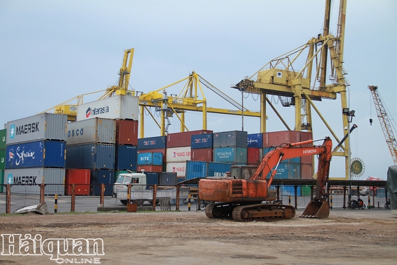 Hàng hóa XNK tại cảng Đà Nẵng. Ảnh: N.Linh