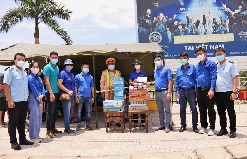 Thanh niên Cục Hải quan Đà Nẵng cùng với Đoàn Khối các cơ quan trao tặng nhu yếu phẩm tại các chốt kiểm soát.