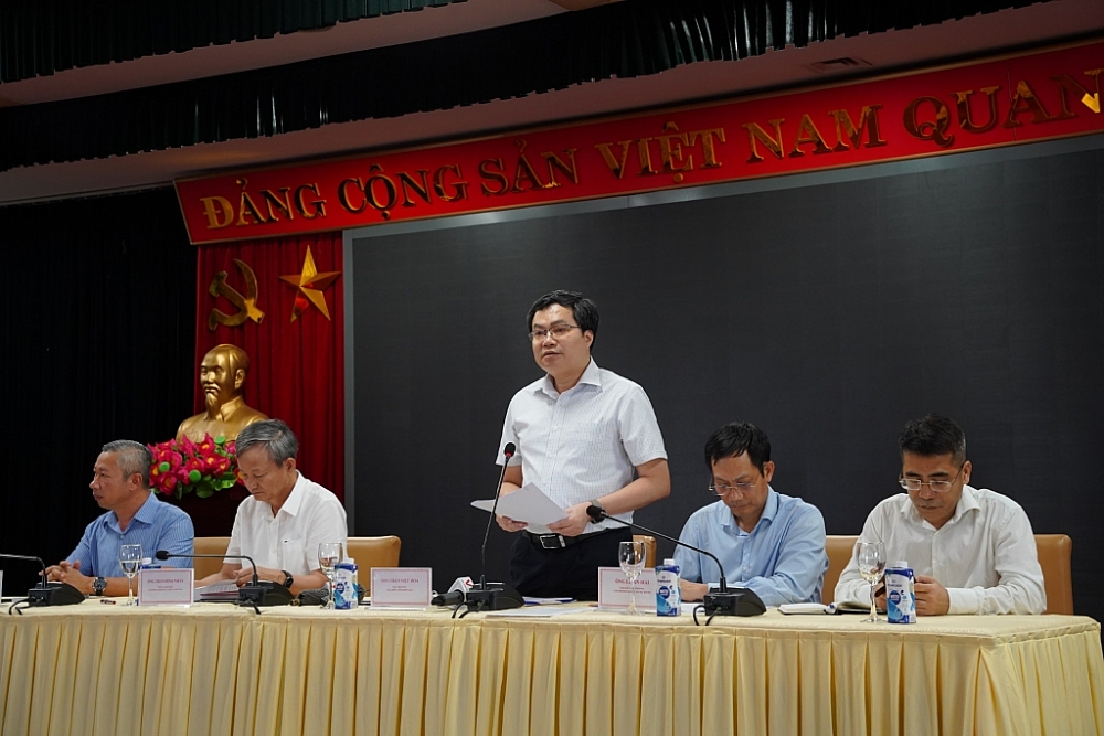 Ông Trần Việt Hòa- Cục trưởng Cục Điều tiết Điện lực (đứng) thông tin về tình hình cung ứng điện.
