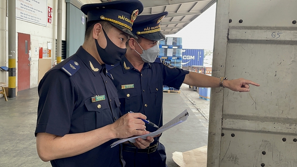 Công chức Chi cục Hải quan KCN Bắc Thăng Long kiểm tra hàng hóa XNK. Ảnh: N.Linh
