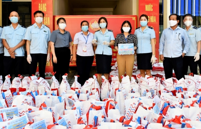 Hải quan Đà Nẵng trao quà hỗ trợ các hộ dân khó khăn do ảnh hưởng của dịch Covid-19