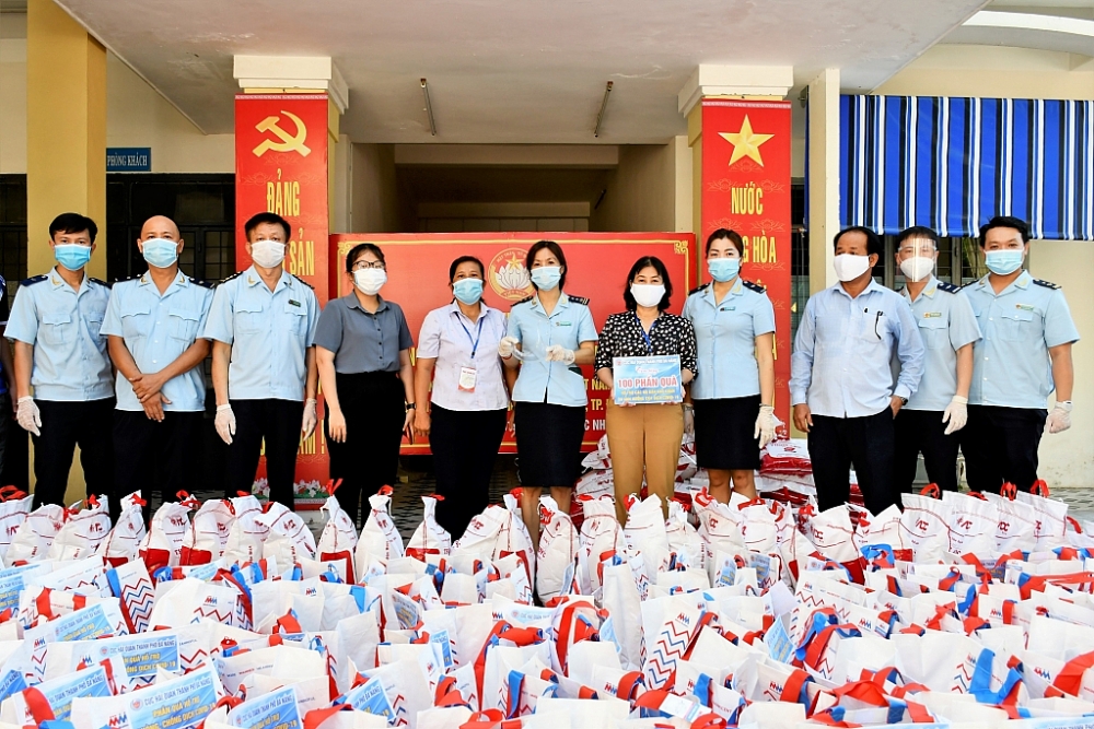 Số quà đã được Cục Hải quan Đà Nẵng trao đến những hộ gia đình gặp khó khăn. Ảnh: Quang Sơn