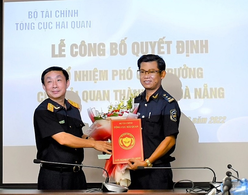 Phó Tổng cục trưởng Tổng cục Hải quan Hoàng Việt Cường (trái) trao quyết định bổ nhiệm đối với tân Phó Cục trưởng Cục Hải quan Hà Nội Phan Quốc Đông. Ảnh: N.Linh