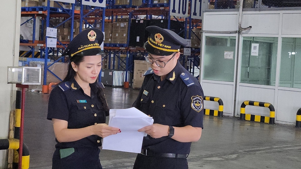 Công chức Chi cục Hải quan cửa khẩu sân bay quốc tế Nội Bài kiểm tra hàng hóa XNK.
