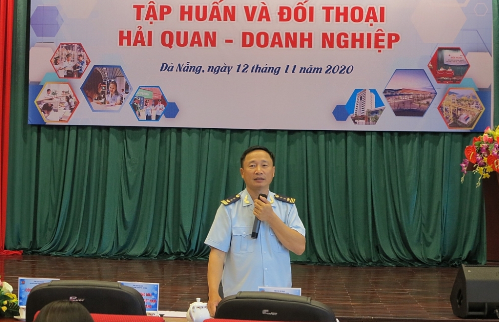 Cục trưởng Cục Hải quan Đà Nẵng Quách Đăng Hòa trả lời vấn đề vướng mắc của doanh nghiệp. 