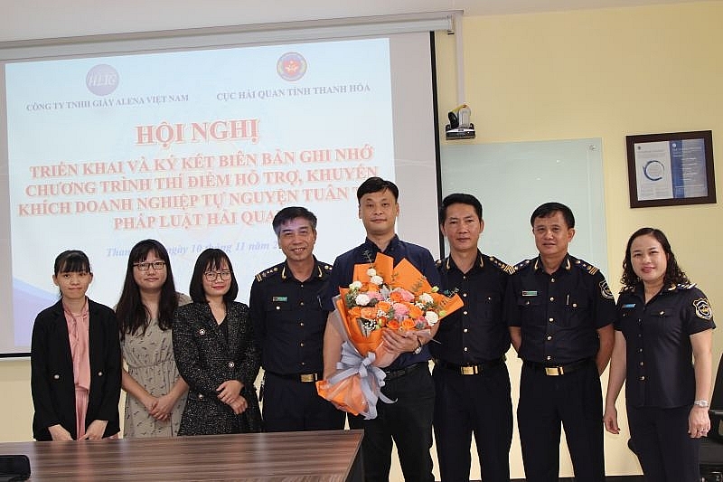 Hải quan Thanh Hóa và Công ty TNHH giày Alena Việt Nam trong buổi ký kết biên bản ghi nhớ Chương trình thí điểm hỗ trợ, khuyến khích doanh nghiệp tự nguyện tuân thủ pháp luật 