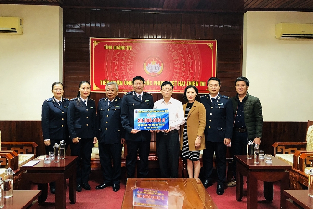 Đoàn công tác Cục Hải quan Đà Nẵng trao quà hỗ trợ tại UBMTTQ Việt Nam tỉnh Quảng Trị. Ảnh: HQDN