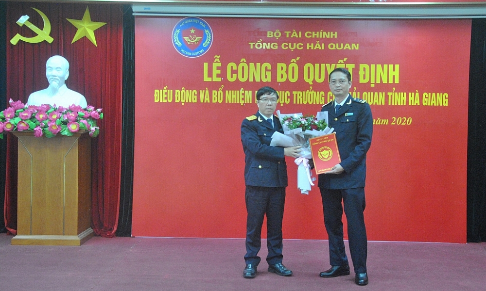 Phó Tổng cục trưởng Lưu Mạnh Tưởng trao Quyết định và tặng hoa chúc mừng tân Phó Cục trưởng Cục Hải quan Hà Giang Nguyễn Lưu Hưng. Ảnh: HQHG