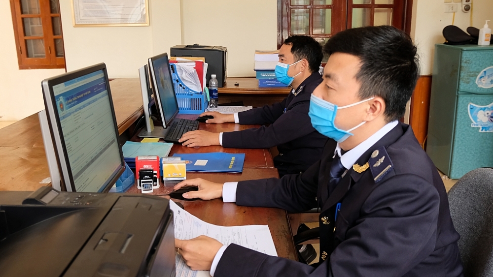 CBCC hải quan thực hiện nhiệm vụ tại Cửa khẩu quốc tế Na Mèo (Thanh Hóa). Ảnh: N.Linh