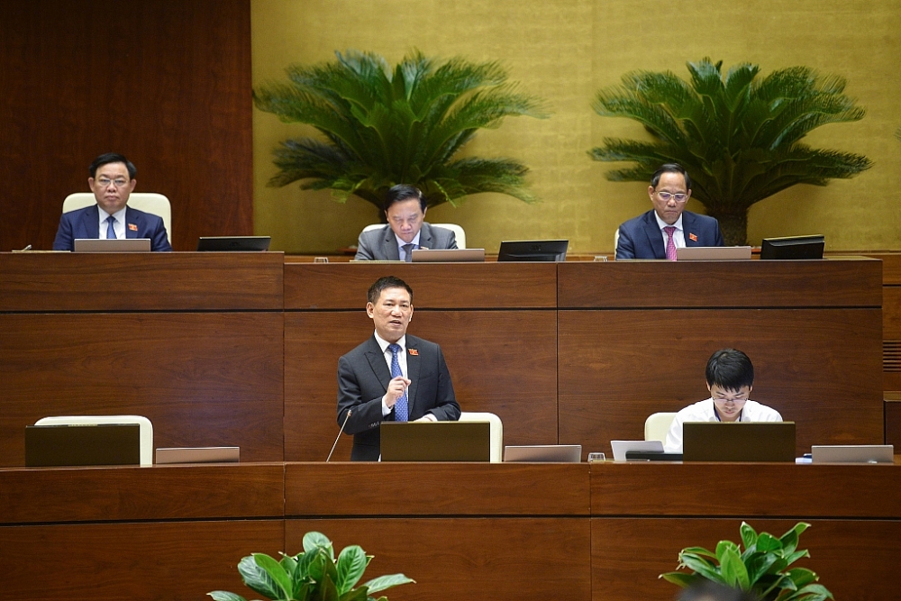 Bộ trưởng Bộ Tài chính Hồ Đức Phớc trả lời chất vấn của các Đại biểu Quốc hội. Ảnh: Quochoi.vn 