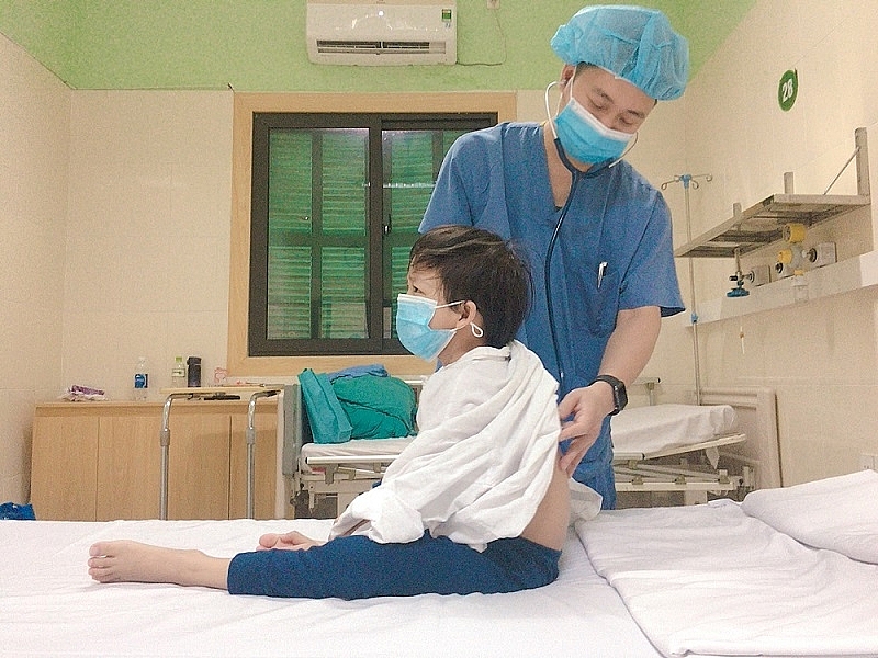 Ths.BS Nguyễn Kim Dần-Phó trưởng khoa Hồi sức tích cực tim mạch và lồng ngực thăm khám cho bệnh nhi trước khi xuất viện. Ảnh: BVCC