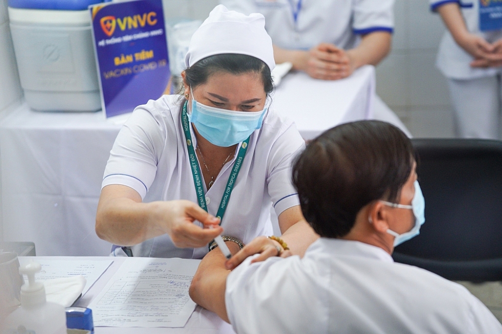 Đồng loạt tiêm vắc xin ngừa Covid-19 tại Hà Nội, Hải Dương và TPHCM