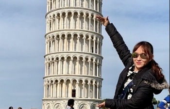 Những kiểu check- in độc, lạ bên tháp nghiêng Pisa
