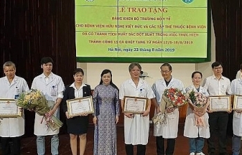 Bộ trưởng Y tế khen thưởng thành tích ghép tạng xuất sắc của BV Việt Đức