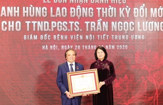 Giám đốc BV Nội tiết Trung ương nhận danh hiệu Anh hùng Lao động