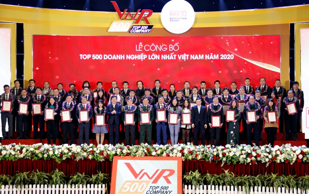 Đại diện Tập đoàn Đất Xanh nhận giải tại Lễ công bố Bảng xếp hạng VNR500 - Top 500 doanh nghiệp lớn nhất Việt Nam năm 2020.