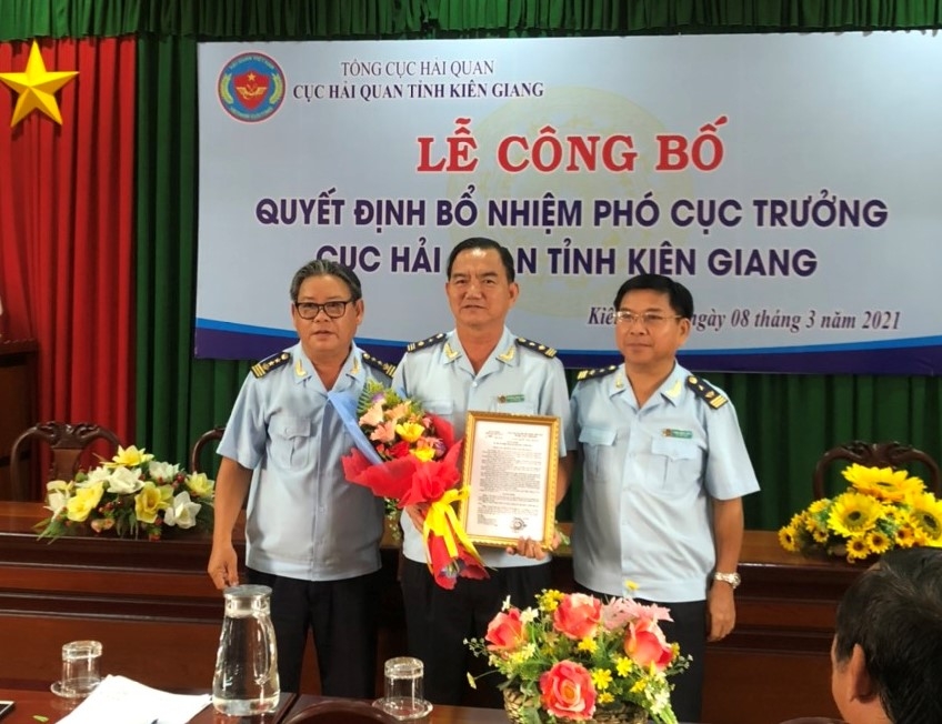 Lãnh đạo Cục Hải quan Kiên Giang trao quyết định và tặng hoa chúc mừng tân Phó Cục trưởng Trương Minh An