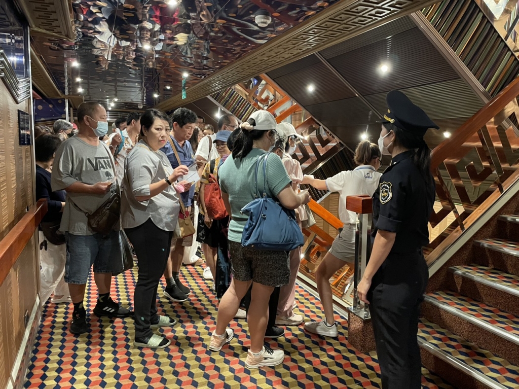 Công chức Chi cục Hải quan Phú Quốc hướng dẫn du khách sang tàu nhỏ trung chuyển để lên tham quan Phú Quốc