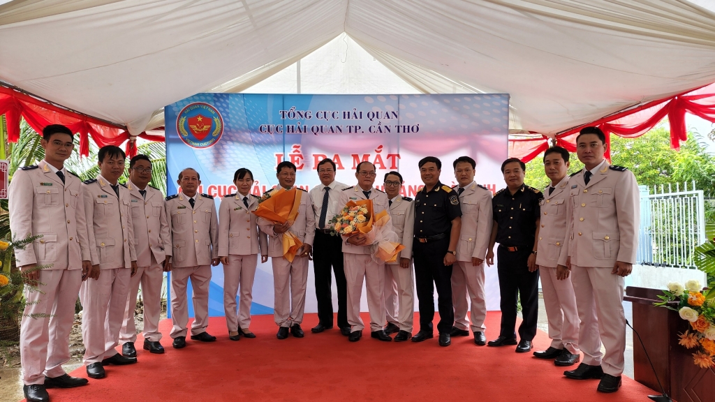 Lãnh đạo TCHQ và lãnh đạo tỉnh Trà Vinh tặng hoa chúc mừng Chi cục Hải quan cửa khẩu cảng Trà Vinh tại lễ ra mắt