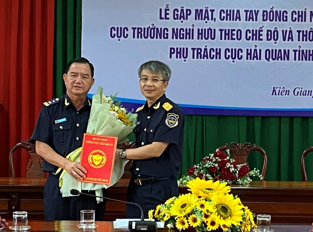 Phó Tổng cục trưởng Mai Xuân Thành trao quyết định phụ trách đơn vị cho Phó Cục trưởng Cục Hải quan Kiên Giang Trương Minh An
