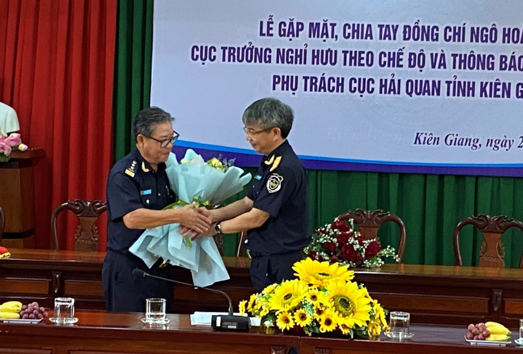 Phó Tổng cục trưởng Mai Xuân Thành tặng hoa Cục  trưởng Cục Hải quan Kiên Giang Ngô Hoàng Hải