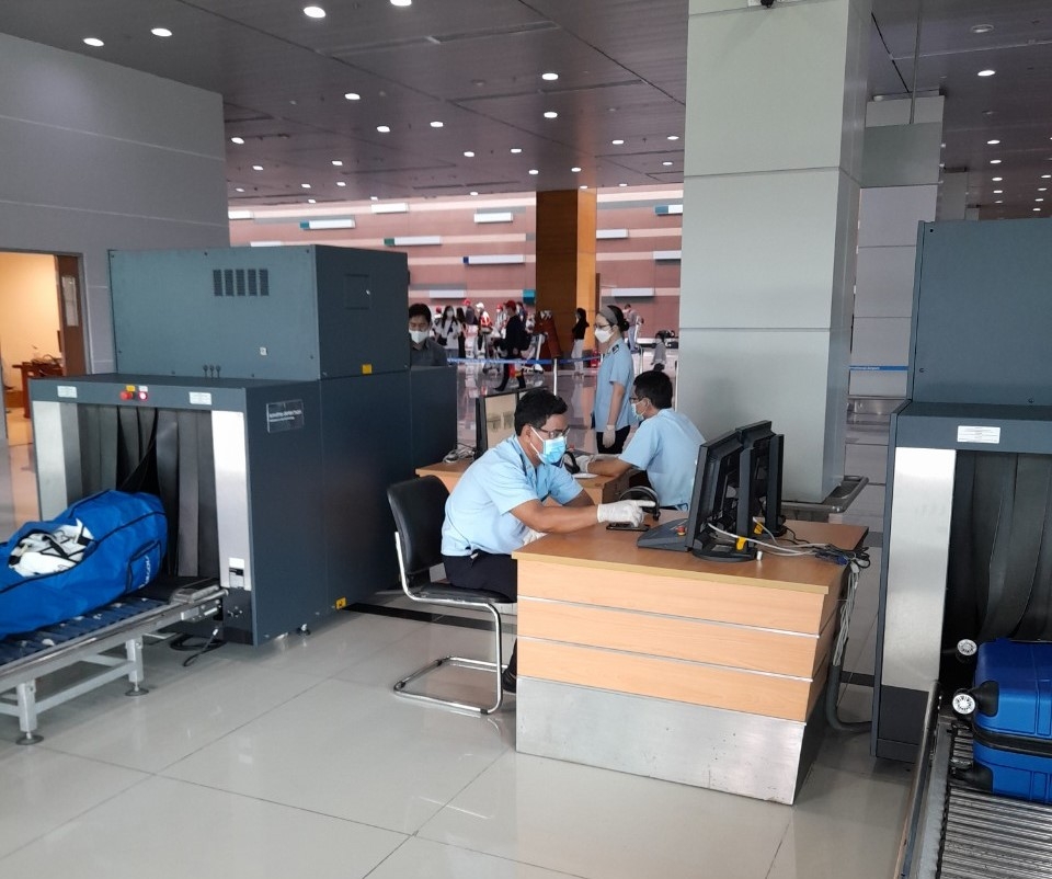 Chi cục Hải quan Phú Quốc giám sát hành lý du khách qua máy soi 