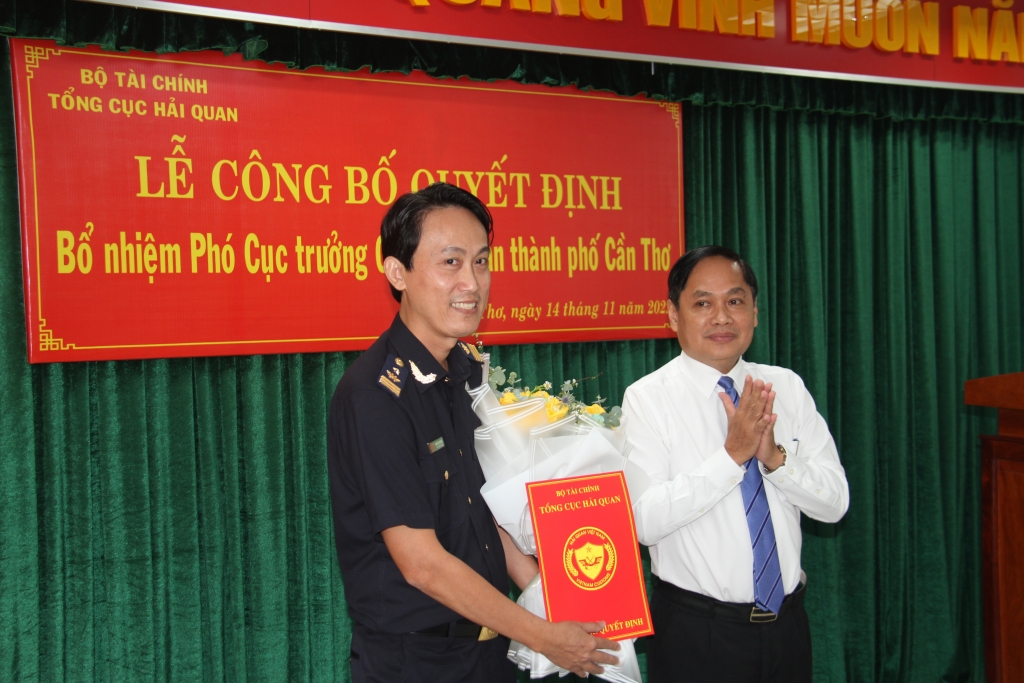 Phó Chủ tịch UBND Thành phố Cần Thơ trao quyết định và chúc mừng tân Phó Cục trưởng  Đinh Vũ Phong