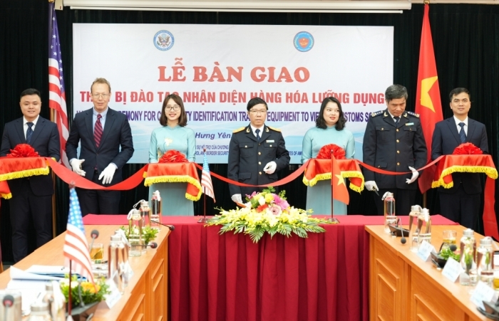 Hải quan Việt Nam tiếp nhận thiết bị đào tạo nhận diện hàng hóa lưỡng dụng do Hoa Kỳ tài trợ