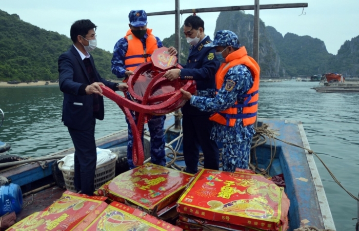 Cảnh sát biển thu giữ 300 kg pháo nổ
